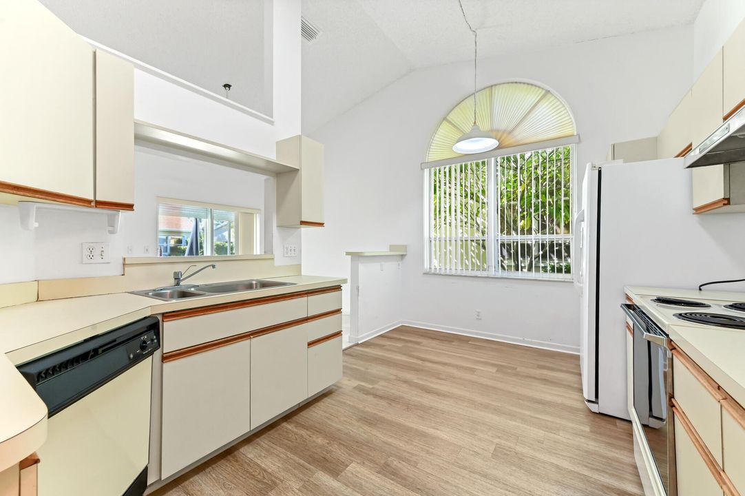 合同活跃: $195,000 (2 贝兹, 2 浴室, 1220 平方英尺)