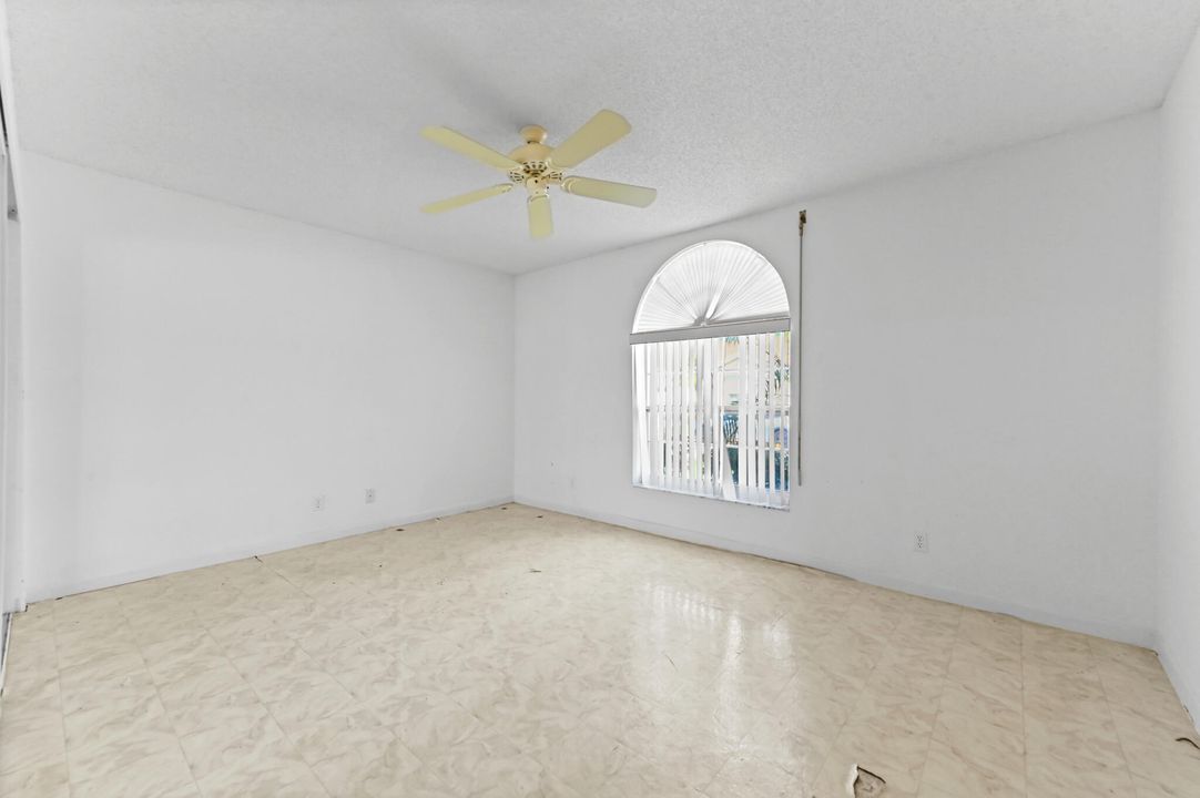 合同活跃: $195,000 (2 贝兹, 2 浴室, 1220 平方英尺)