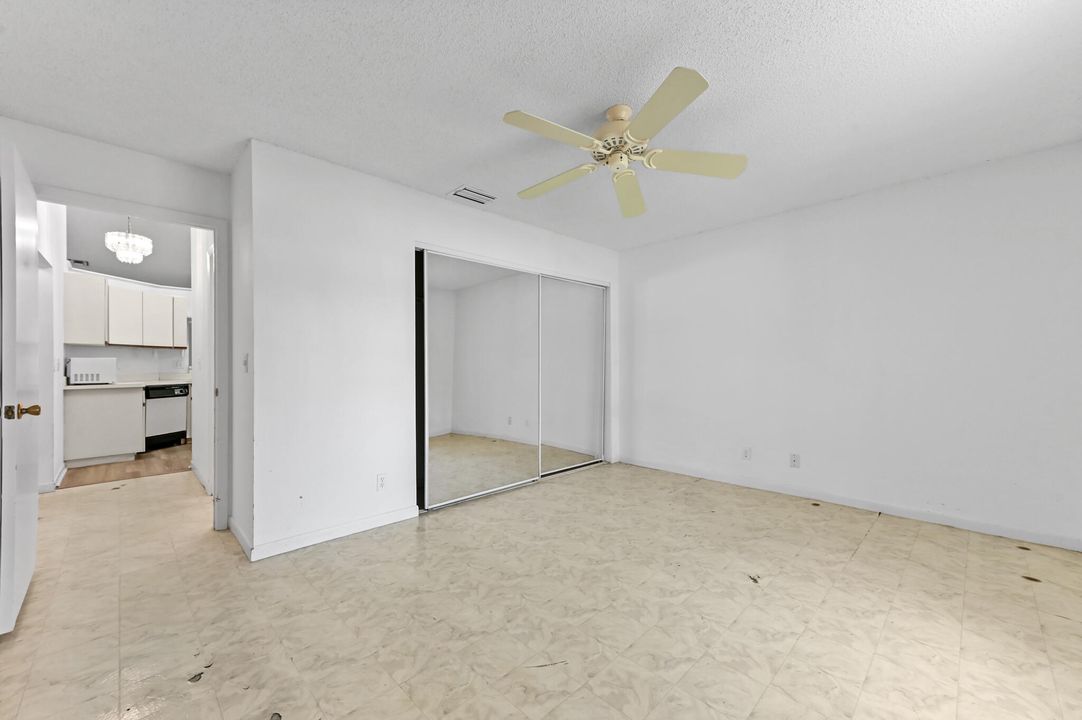 合同活跃: $195,000 (2 贝兹, 2 浴室, 1220 平方英尺)