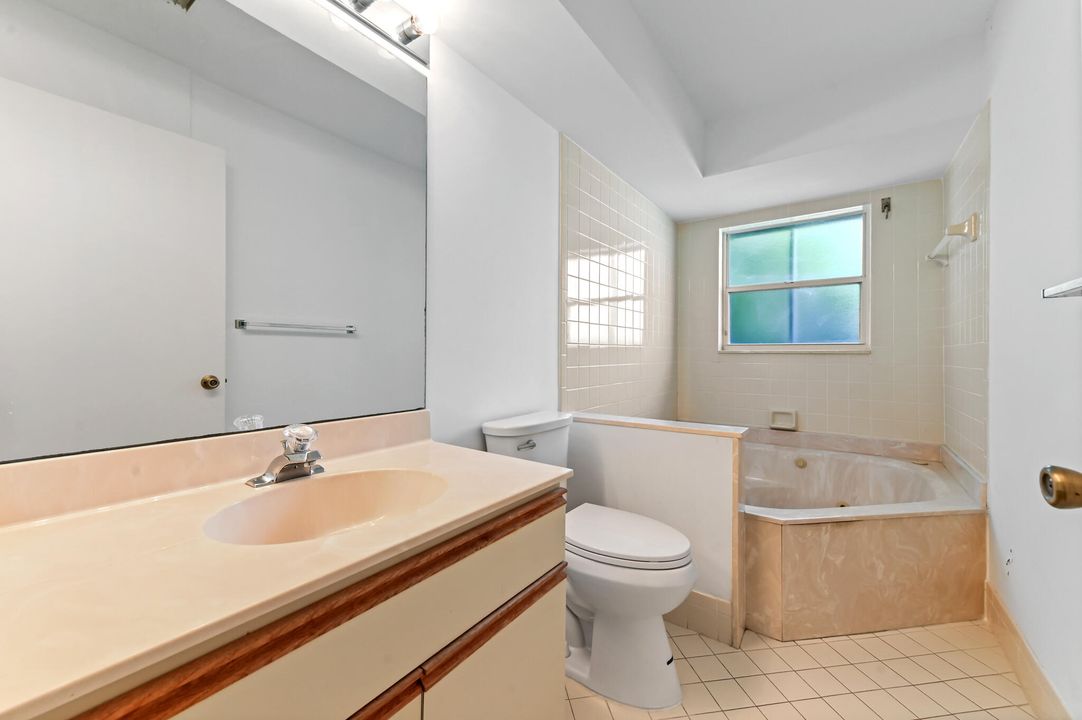 合同活跃: $195,000 (2 贝兹, 2 浴室, 1220 平方英尺)