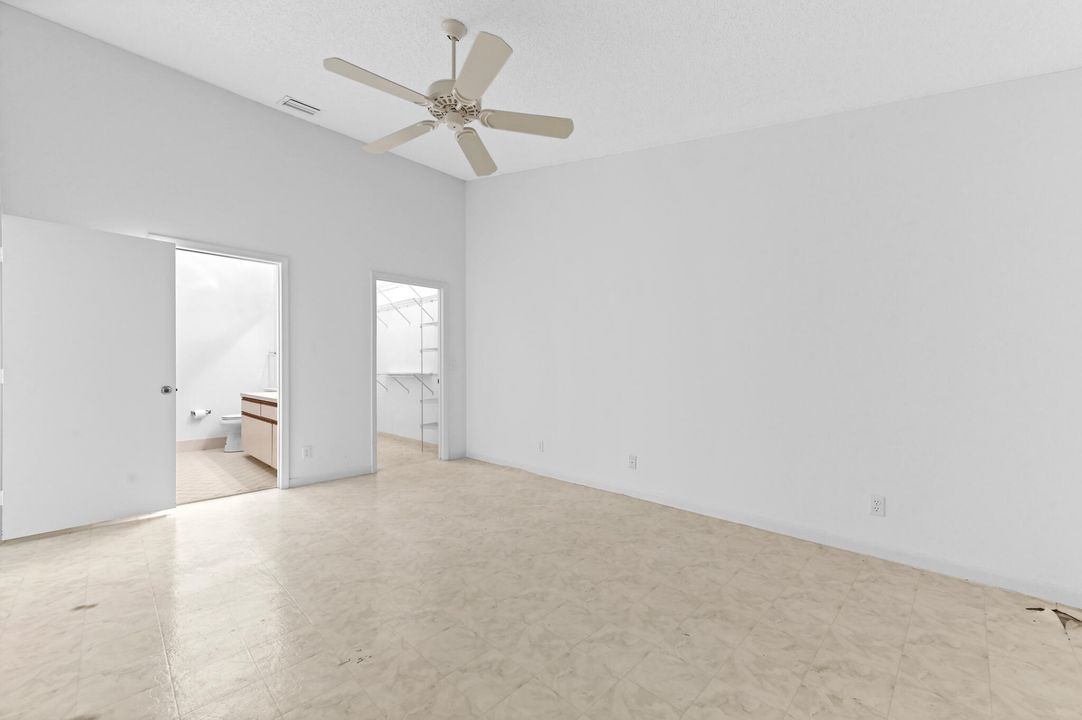 合同活跃: $195,000 (2 贝兹, 2 浴室, 1220 平方英尺)