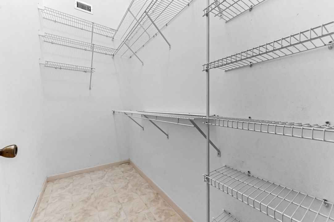 合同活跃: $195,000 (2 贝兹, 2 浴室, 1220 平方英尺)