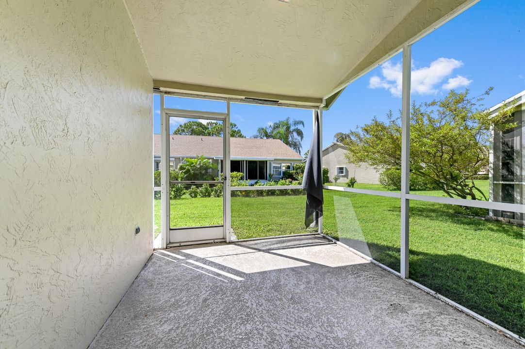 合同活跃: $195,000 (2 贝兹, 2 浴室, 1220 平方英尺)