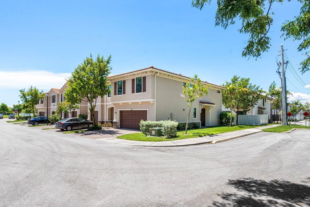 Под контрактом: $3,300 (4 спален, 2 ванн, 1743 Квадратных фут)