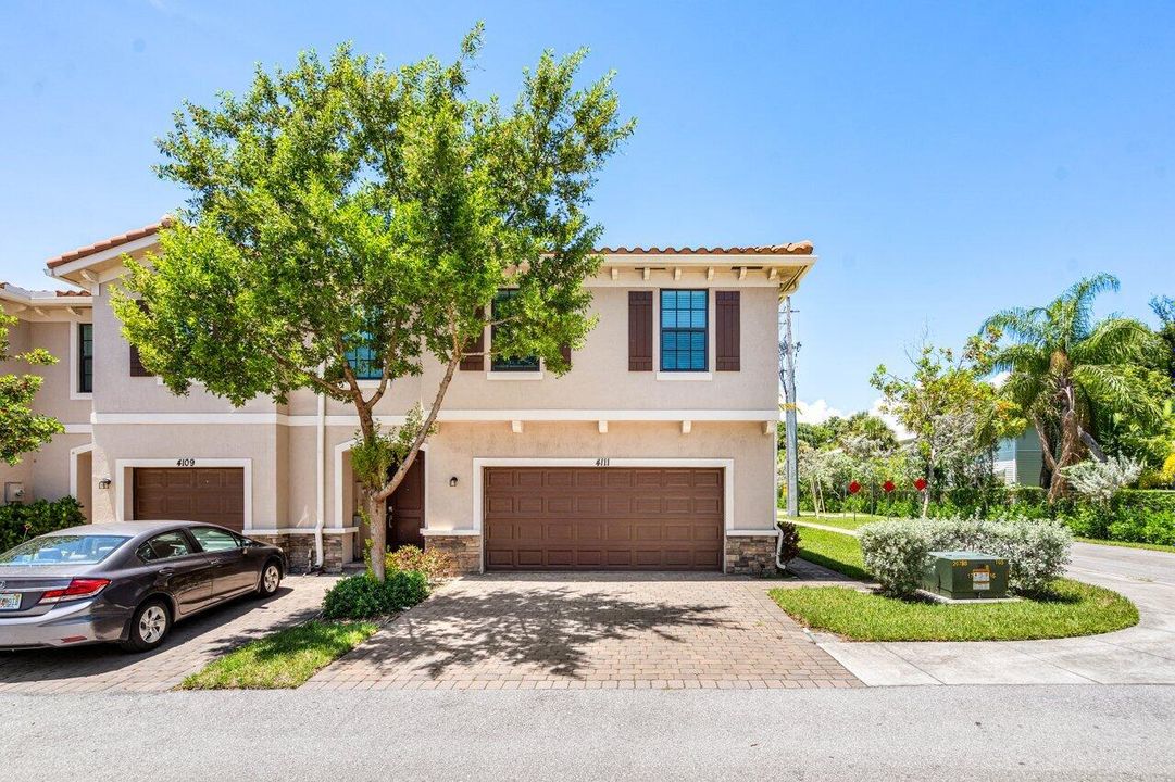 Под контрактом: $3,300 (4 спален, 2 ванн, 1743 Квадратных фут)