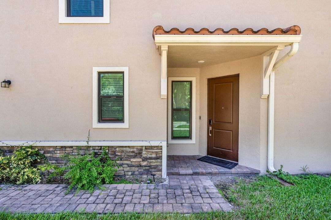 Под контрактом: $3,300 (4 спален, 2 ванн, 1743 Квадратных фут)