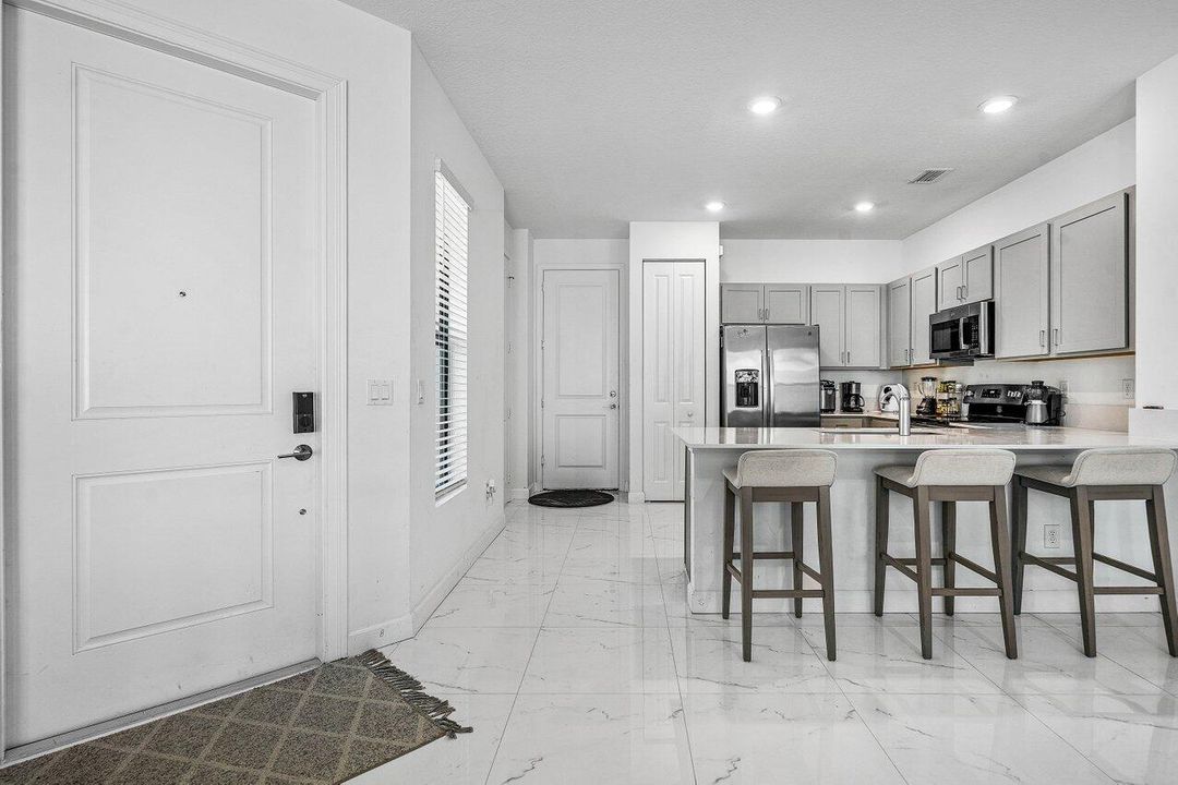 Под контрактом: $3,300 (4 спален, 2 ванн, 1743 Квадратных фут)