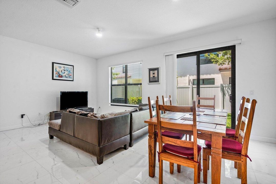 Под контрактом: $3,300 (4 спален, 2 ванн, 1743 Квадратных фут)