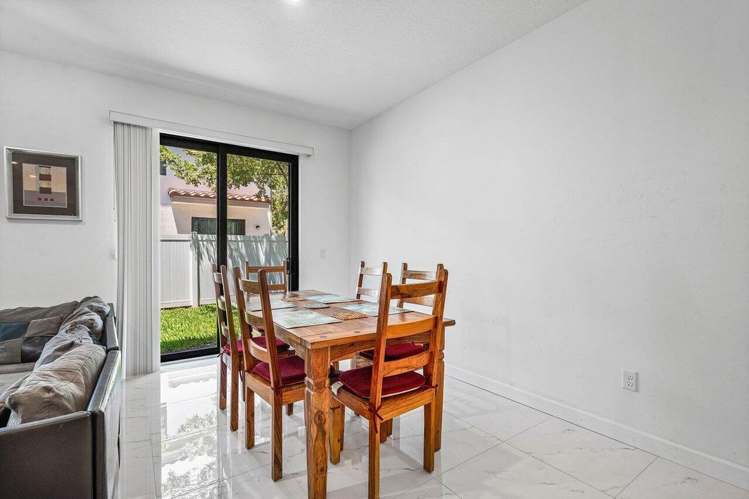 Под контрактом: $3,300 (4 спален, 2 ванн, 1743 Квадратных фут)