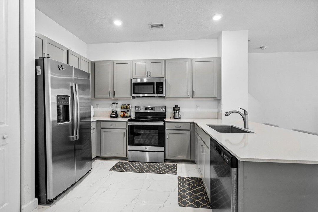 Под контрактом: $3,300 (4 спален, 2 ванн, 1743 Квадратных фут)