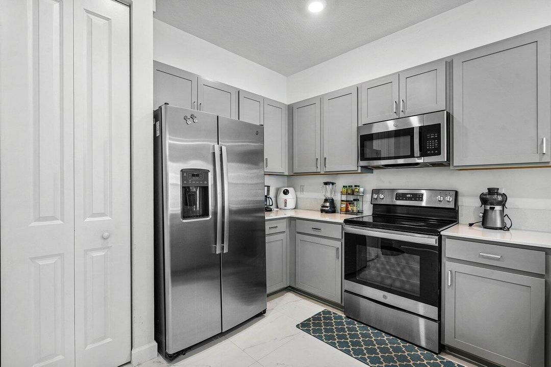 Под контрактом: $3,300 (4 спален, 2 ванн, 1743 Квадратных фут)