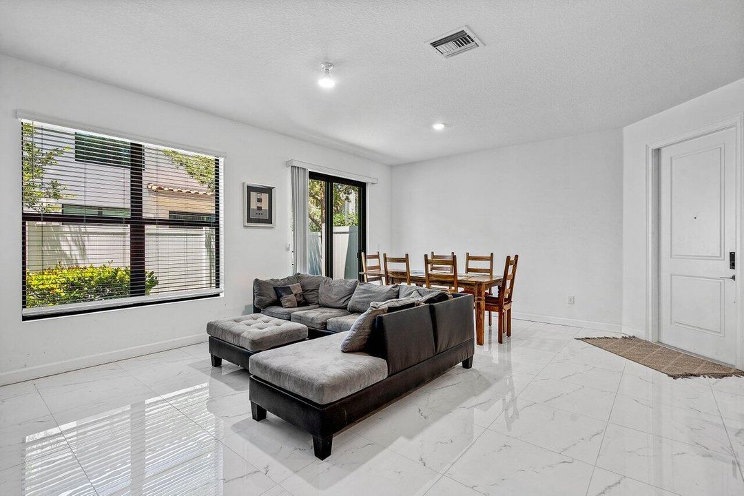 Под контрактом: $3,300 (4 спален, 2 ванн, 1743 Квадратных фут)