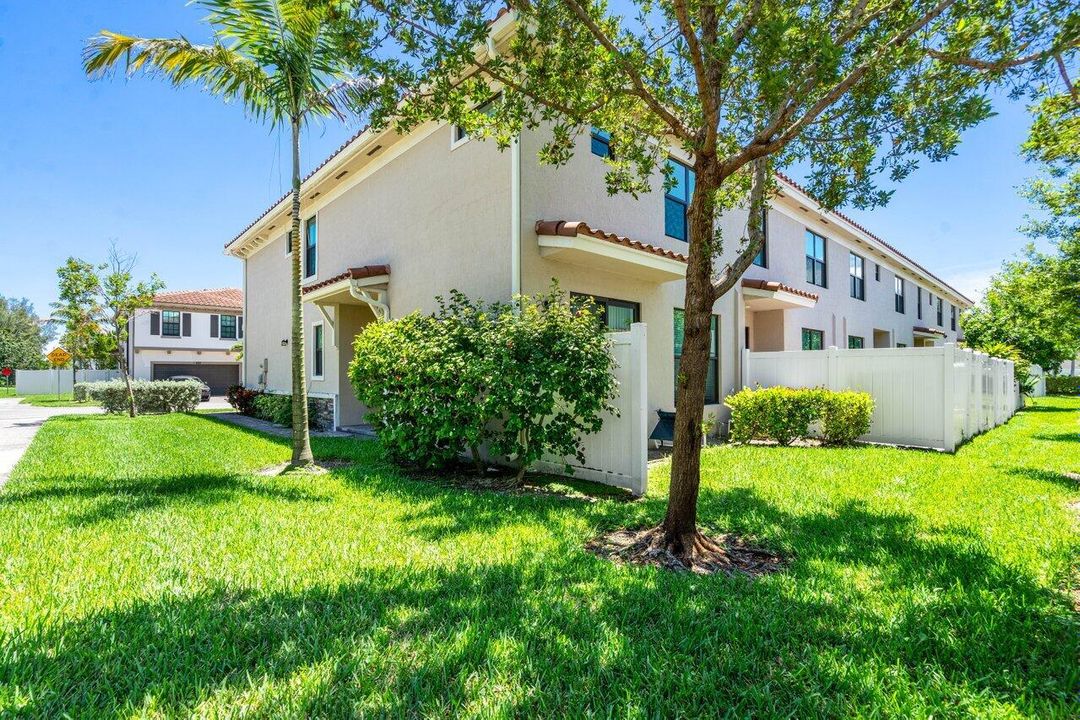 Под контрактом: $3,300 (4 спален, 2 ванн, 1743 Квадратных фут)