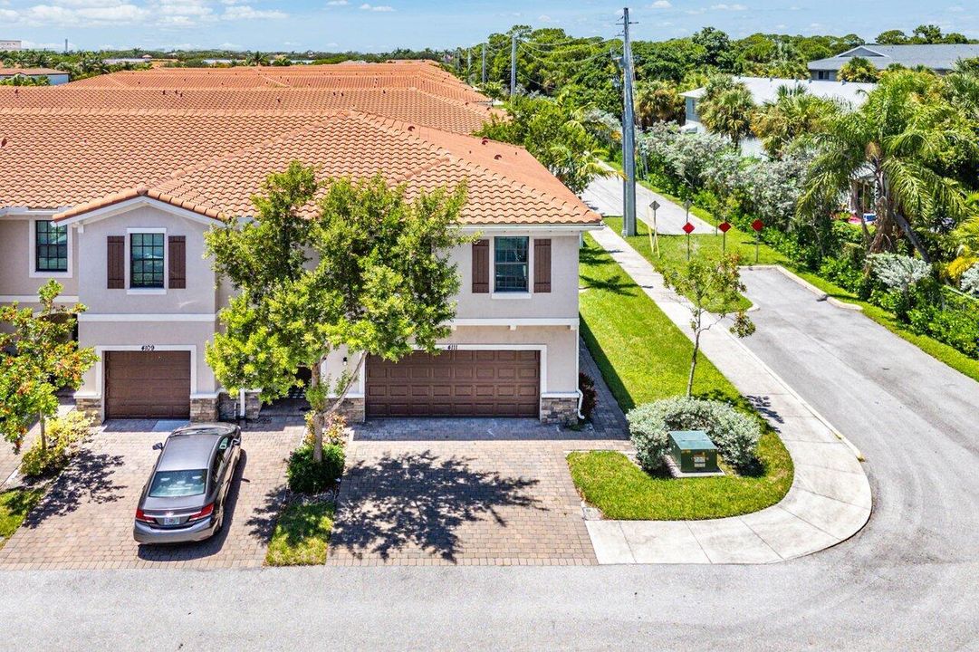 Под контрактом: $3,300 (4 спален, 2 ванн, 1743 Квадратных фут)