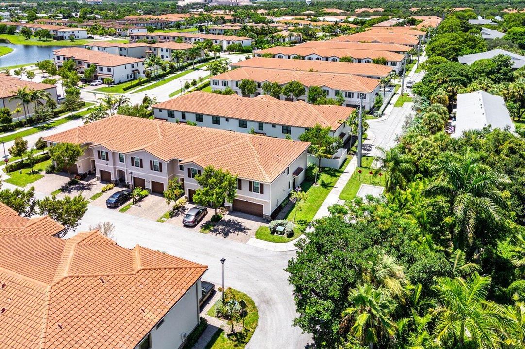 Под контрактом: $3,300 (4 спален, 2 ванн, 1743 Квадратных фут)