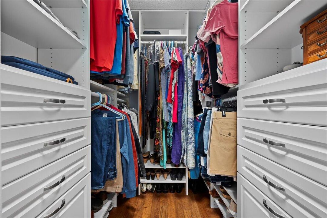 For Sale: $1,195,000 (3 beds, 3 baths, 2343 Square Feet)