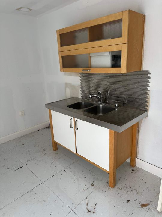 Active With Contract: $450,000 (2 beds, 1 baths, 2061 Square Feet)