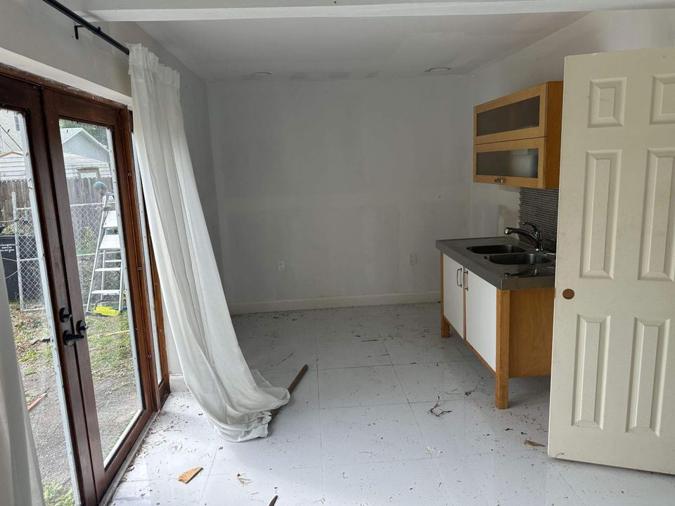 Active With Contract: $450,000 (2 beds, 1 baths, 2061 Square Feet)