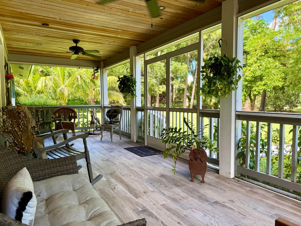 合同活跃: $950,000 (4 贝兹, 2 浴室, 2696 平方英尺)