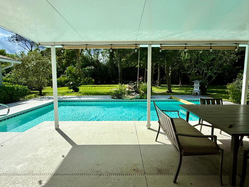 合同活跃: $950,000 (4 贝兹, 2 浴室, 2696 平方英尺)