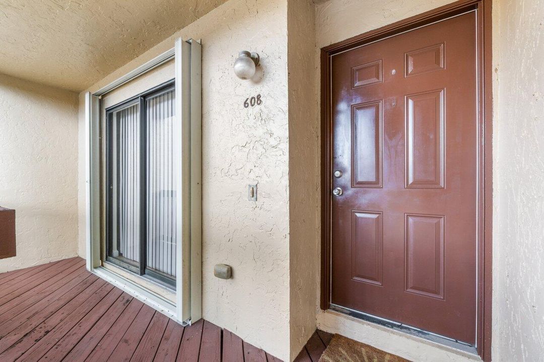 Active With Contract: $2,100 (2 beds, 2 baths, 1165 Square Feet)