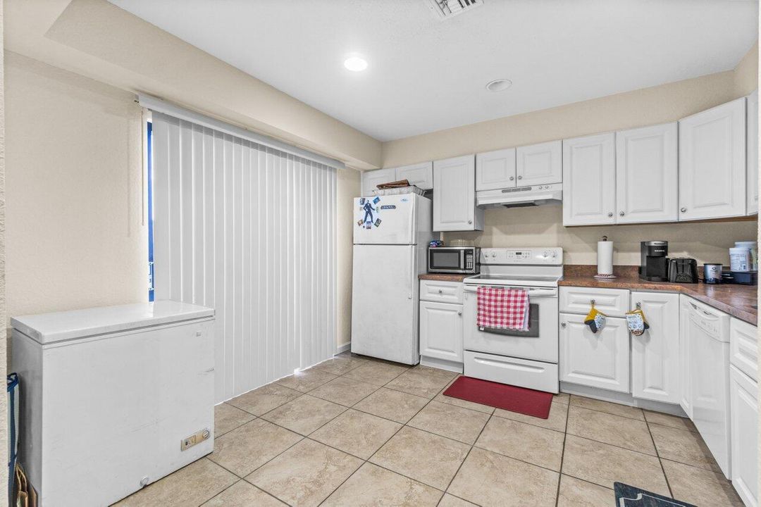 Active With Contract: $2,100 (2 beds, 2 baths, 1165 Square Feet)