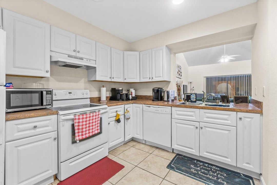 Active With Contract: $2,100 (2 beds, 2 baths, 1165 Square Feet)