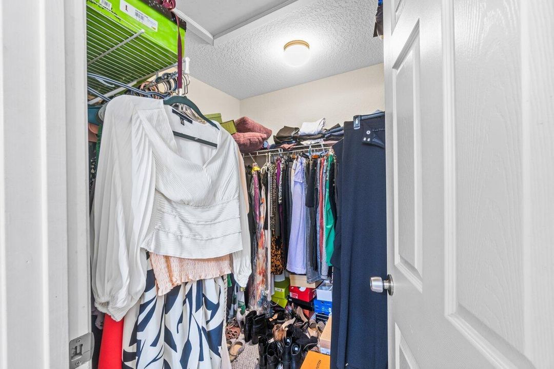 Active With Contract: $2,100 (2 beds, 2 baths, 1165 Square Feet)