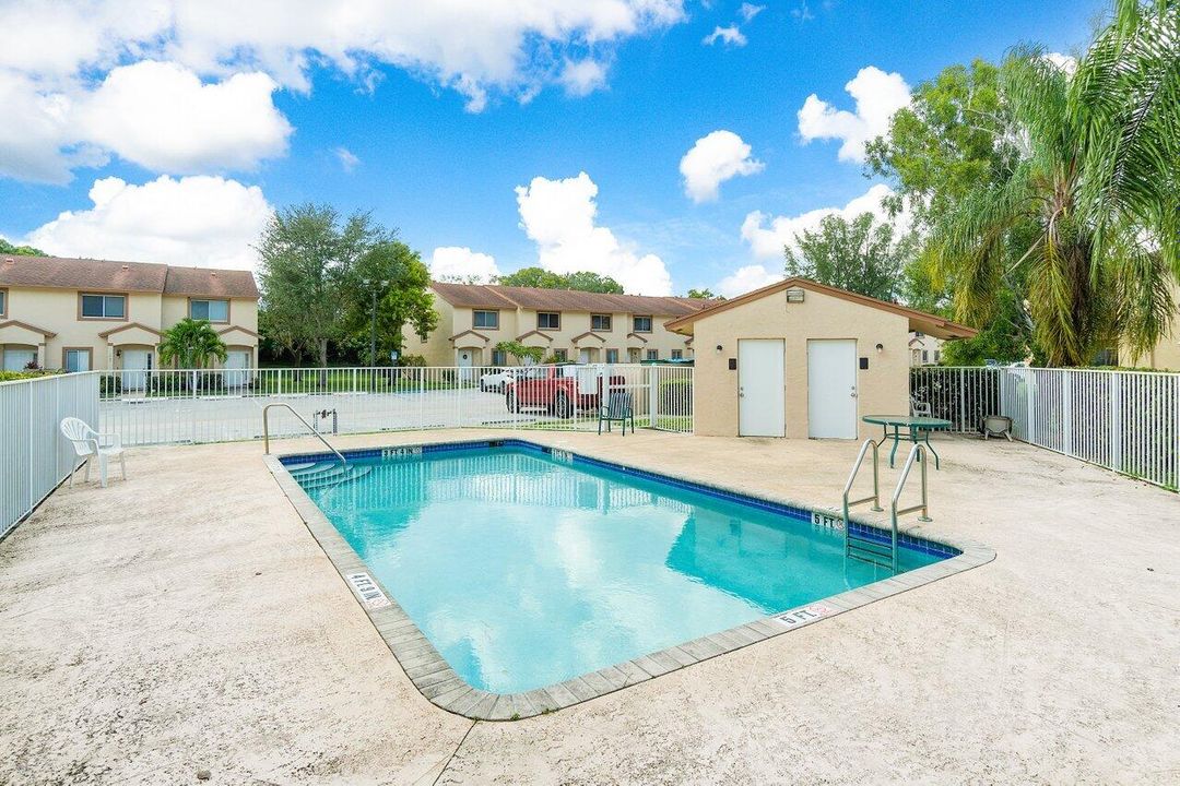 Active With Contract: $2,100 (2 beds, 2 baths, 1165 Square Feet)