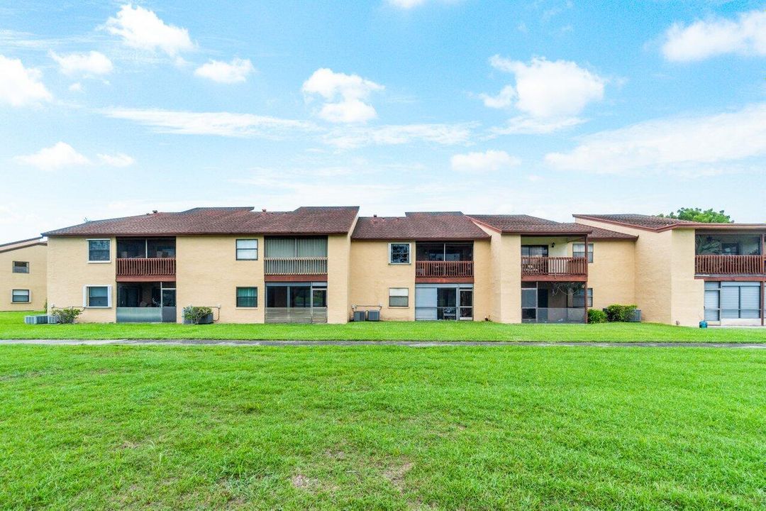 Active With Contract: $2,100 (2 beds, 2 baths, 1165 Square Feet)