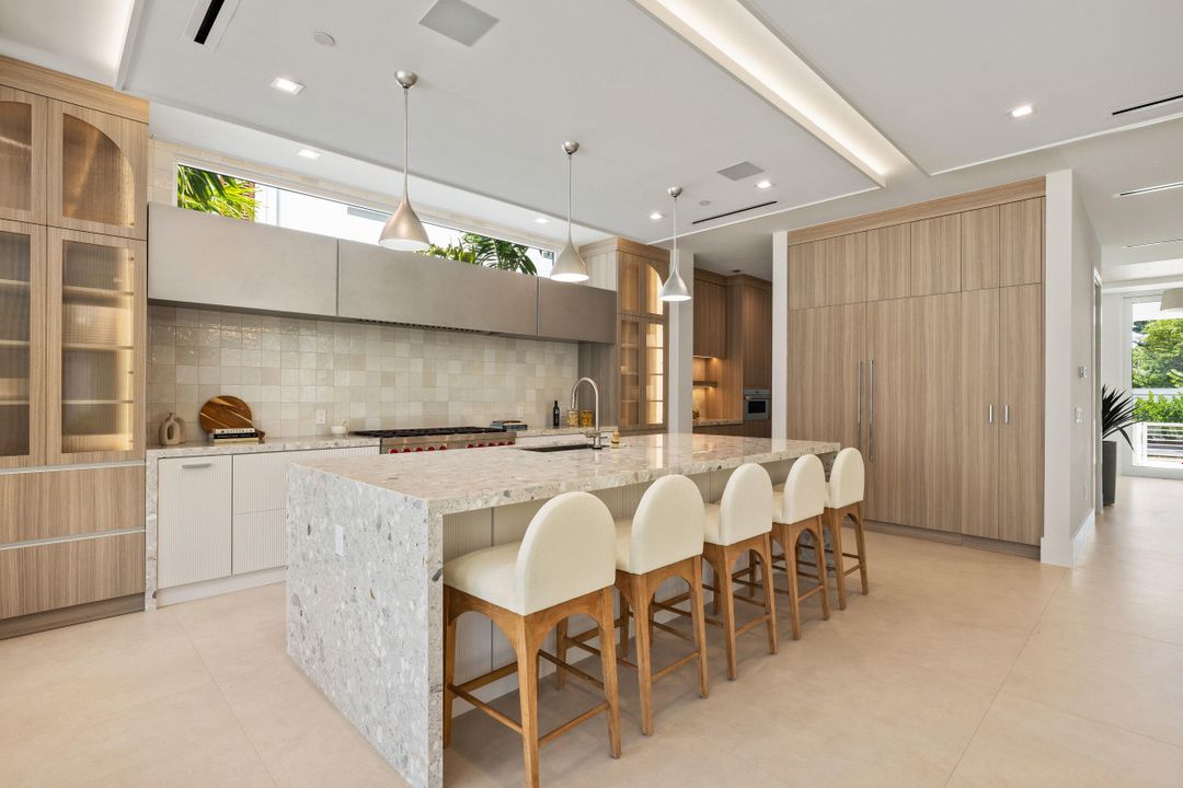 En Venta: $5,495,000 (5 camas, 5 baños, 4813 Pies cuadrados)