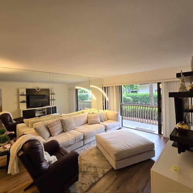 Activo con contrato: $2,700 (2 camas, 2 baños, 1180 Pies cuadrados)