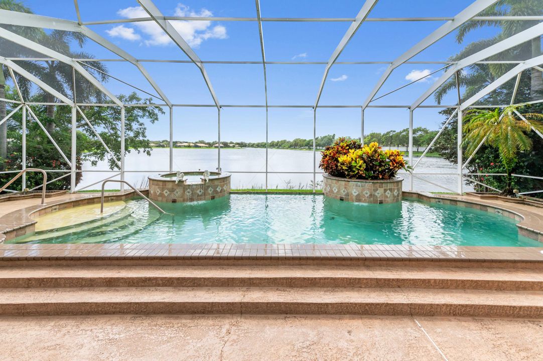 Activo con contrato: $699,000 (4 camas, 2 baños, 2831 Pies cuadrados)