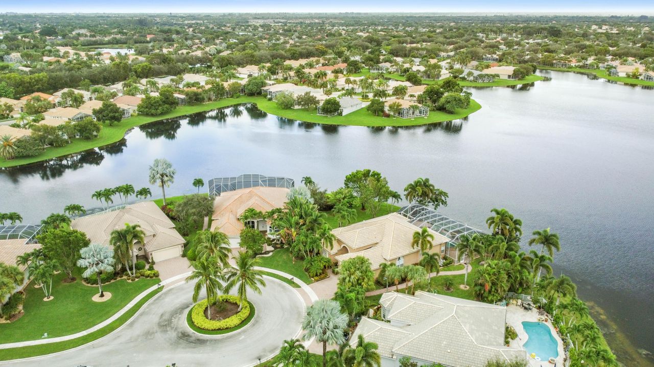 Activo con contrato: $699,000 (4 camas, 2 baños, 2831 Pies cuadrados)