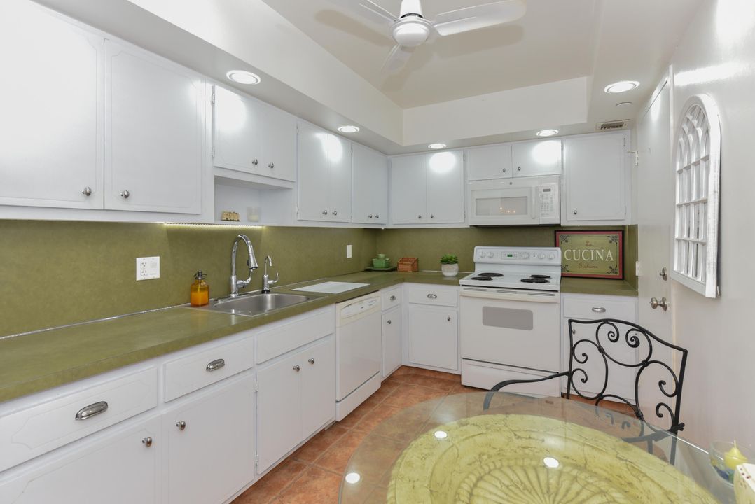 合同活跃: $1,950 (1 贝兹, 1 浴室, 890 平方英尺)