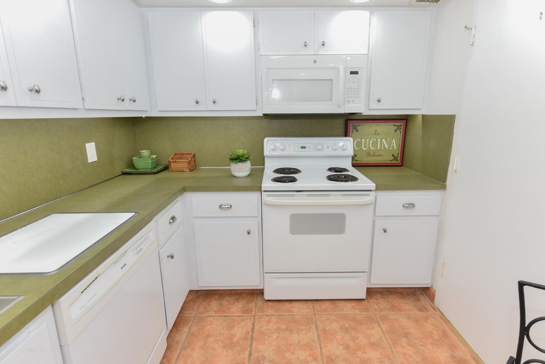 合同活跃: $1,950 (1 贝兹, 1 浴室, 890 平方英尺)