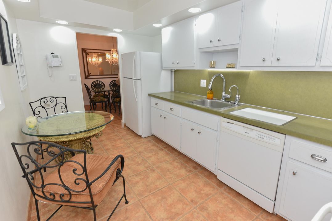 合同活跃: $1,950 (1 贝兹, 1 浴室, 890 平方英尺)