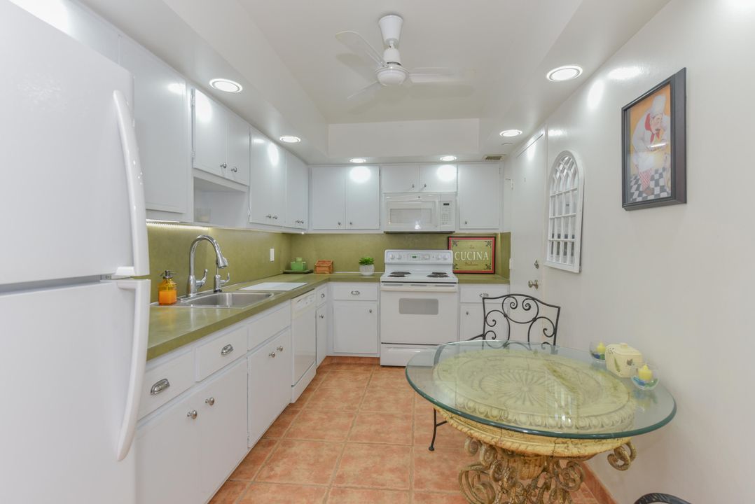 合同活跃: $1,950 (1 贝兹, 1 浴室, 890 平方英尺)