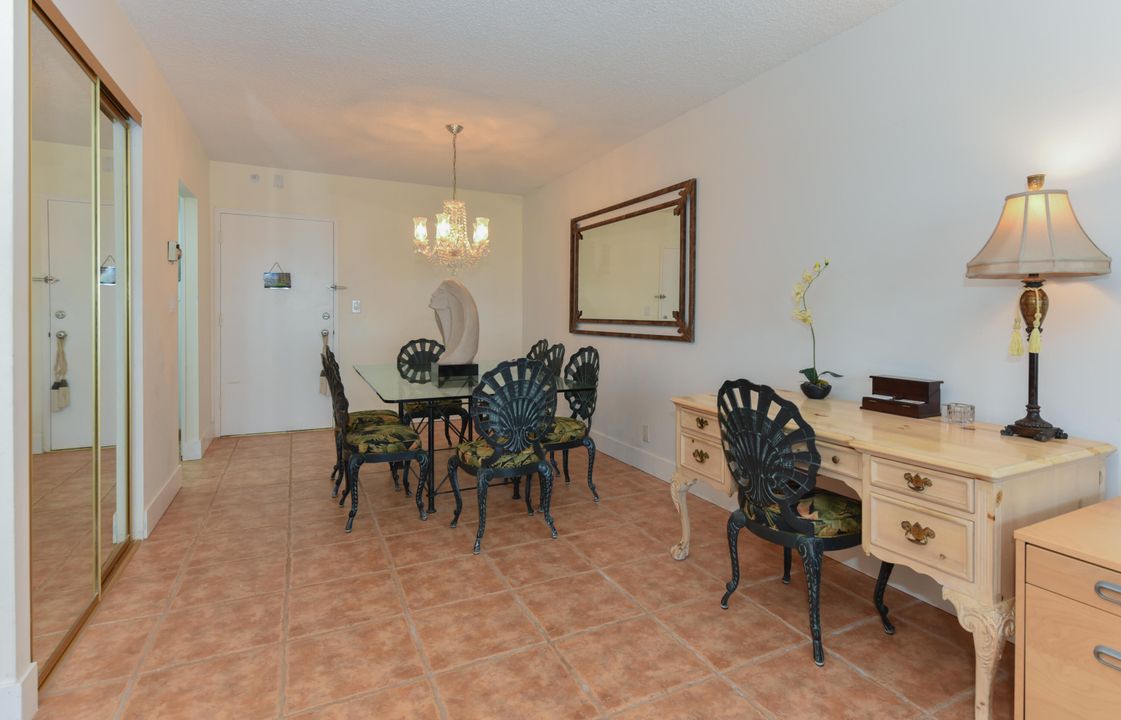 合同活跃: $1,950 (1 贝兹, 1 浴室, 890 平方英尺)