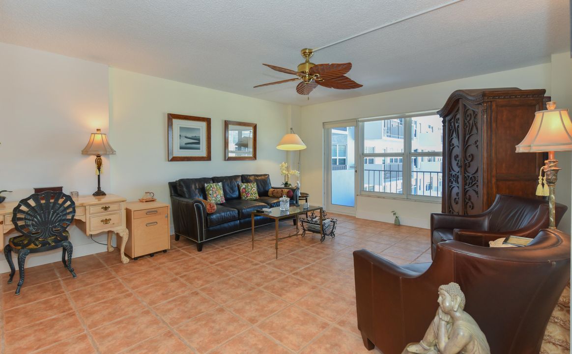 合同活跃: $1,950 (1 贝兹, 1 浴室, 890 平方英尺)