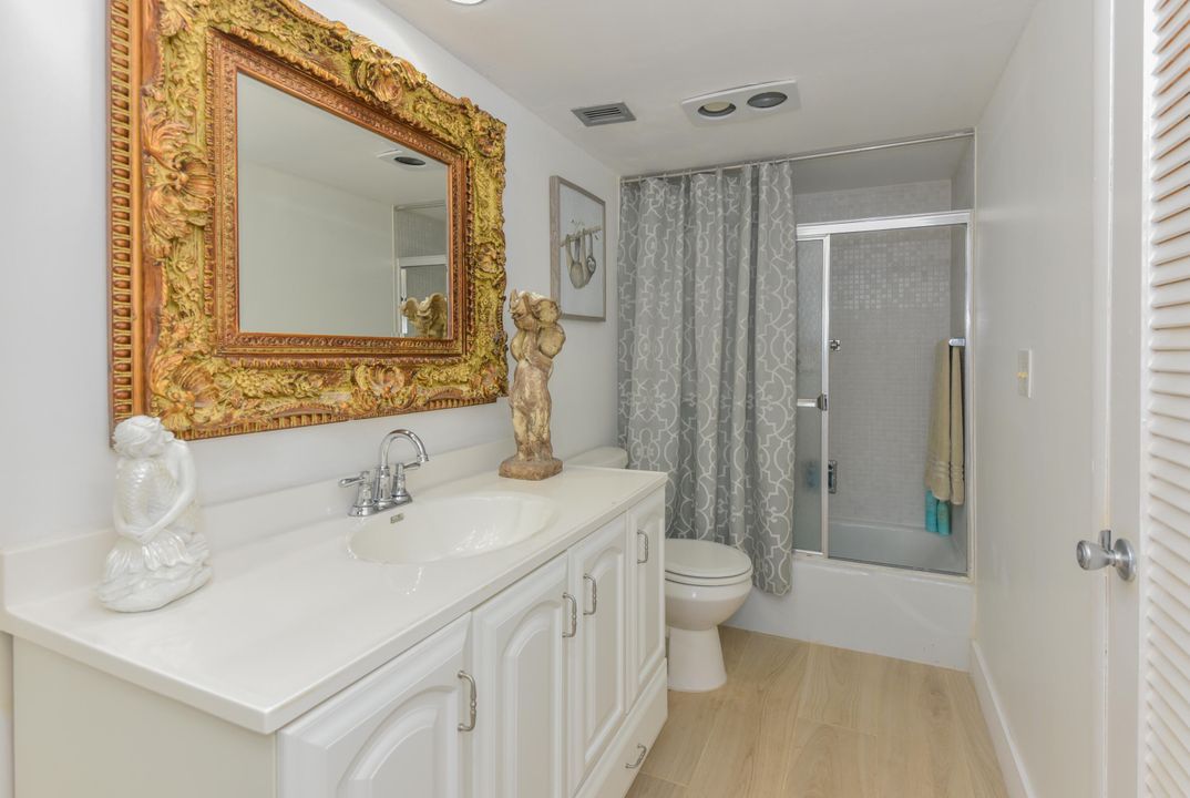 合同活跃: $1,950 (1 贝兹, 1 浴室, 890 平方英尺)