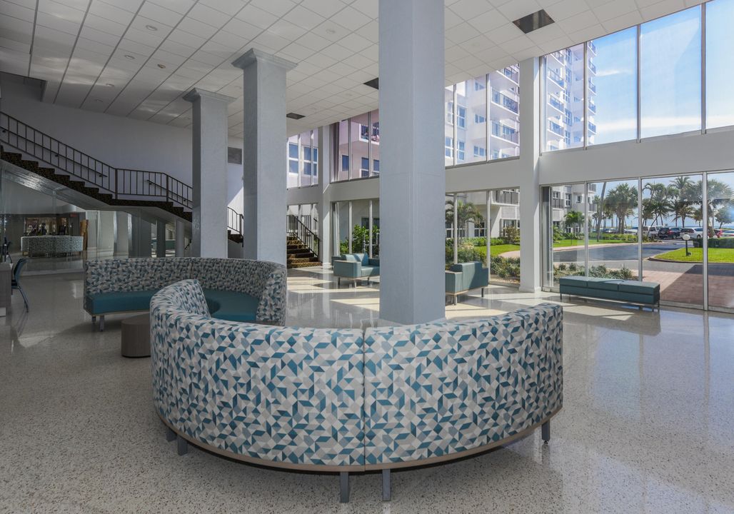 合同活跃: $1,950 (1 贝兹, 1 浴室, 890 平方英尺)