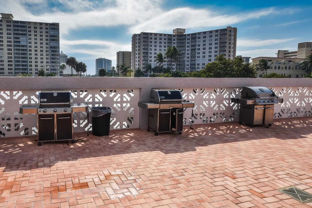 合同活跃: $1,950 (1 贝兹, 1 浴室, 890 平方英尺)