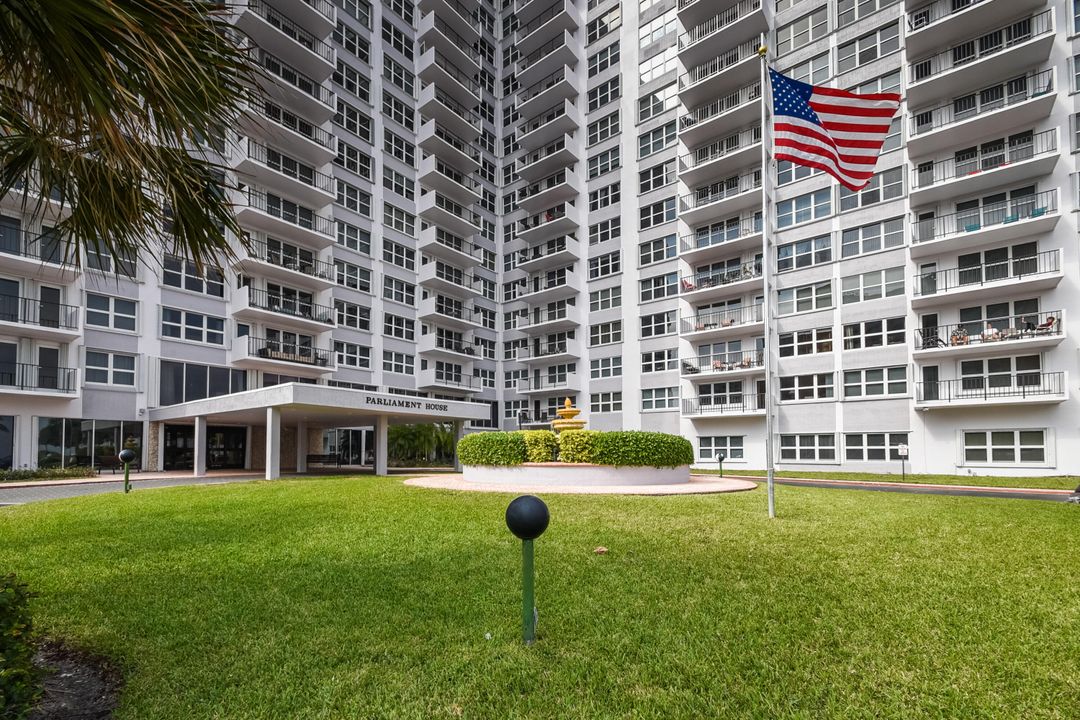 合同活跃: $1,950 (1 贝兹, 1 浴室, 890 平方英尺)