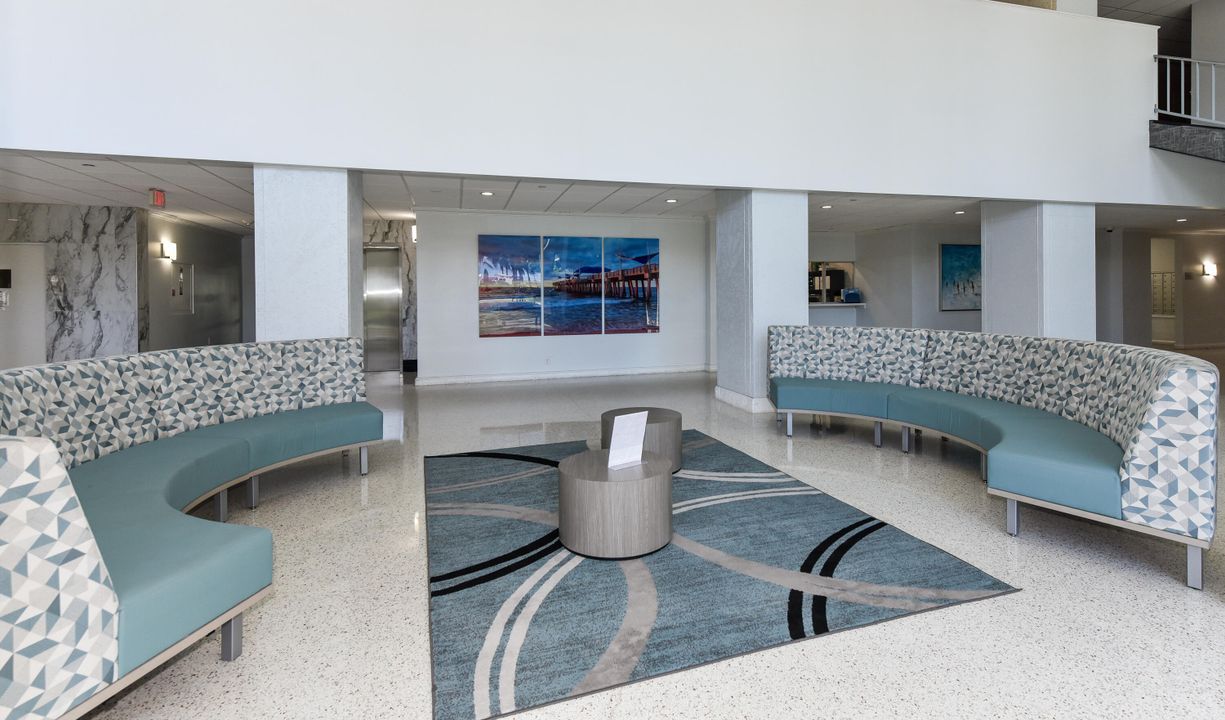 合同活跃: $1,950 (1 贝兹, 1 浴室, 890 平方英尺)