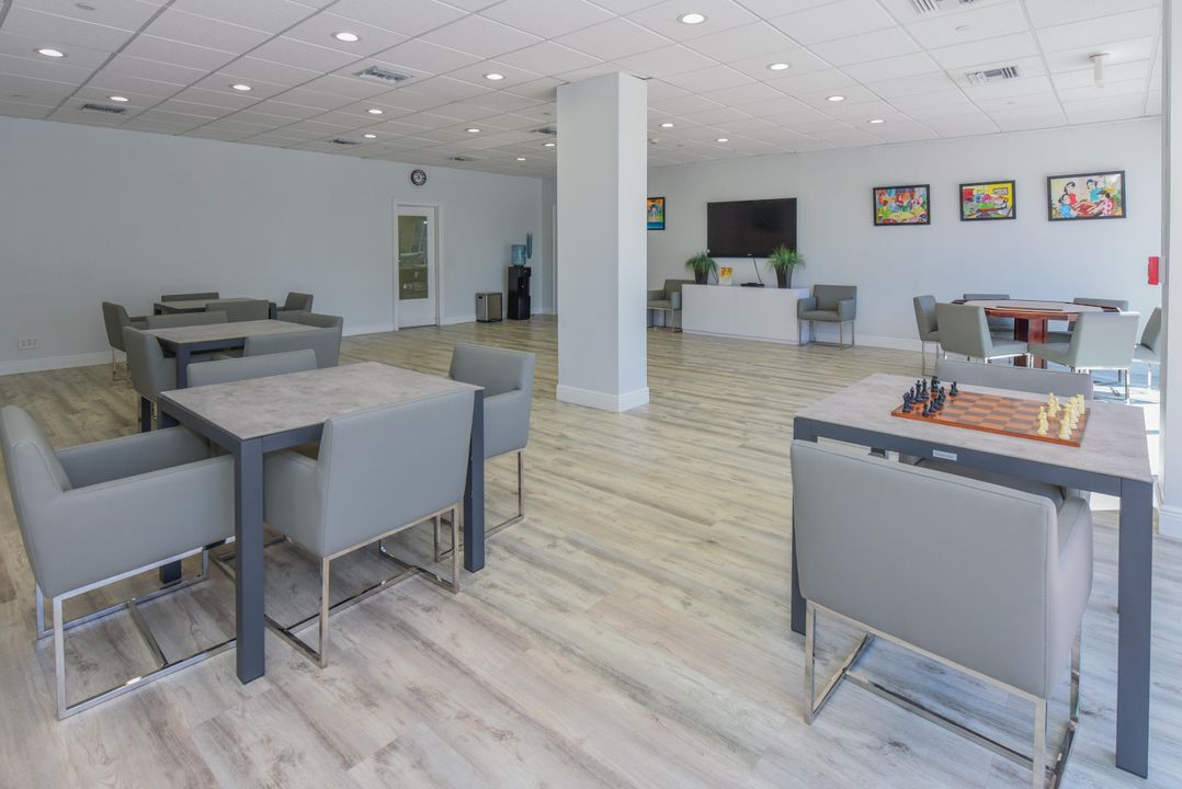 合同活跃: $1,950 (1 贝兹, 1 浴室, 890 平方英尺)