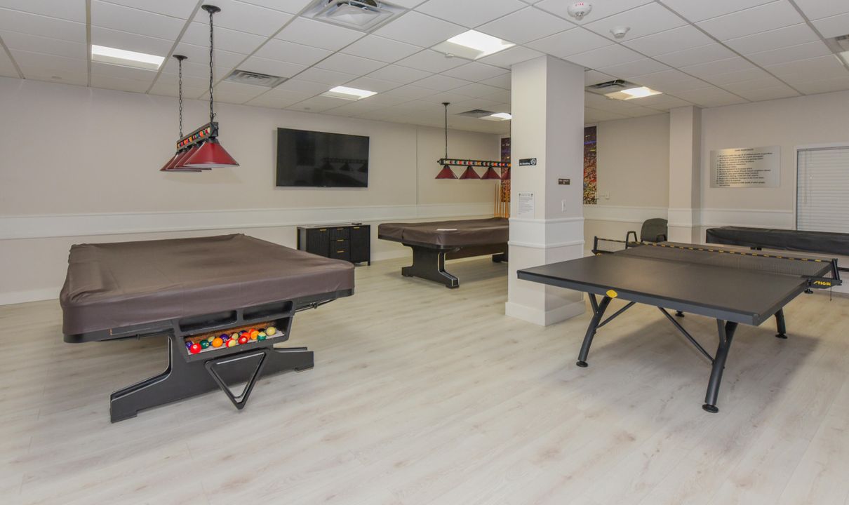 合同活跃: $1,950 (1 贝兹, 1 浴室, 890 平方英尺)