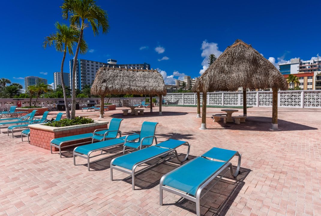 合同活跃: $1,950 (1 贝兹, 1 浴室, 890 平方英尺)