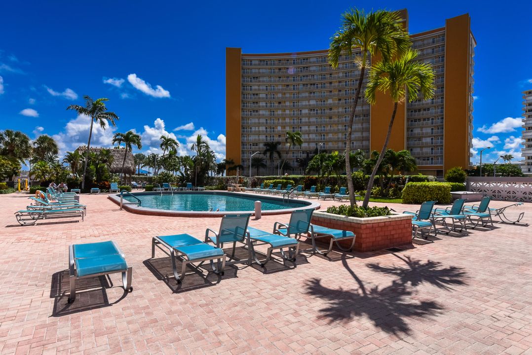 合同活跃: $1,950 (1 贝兹, 1 浴室, 890 平方英尺)