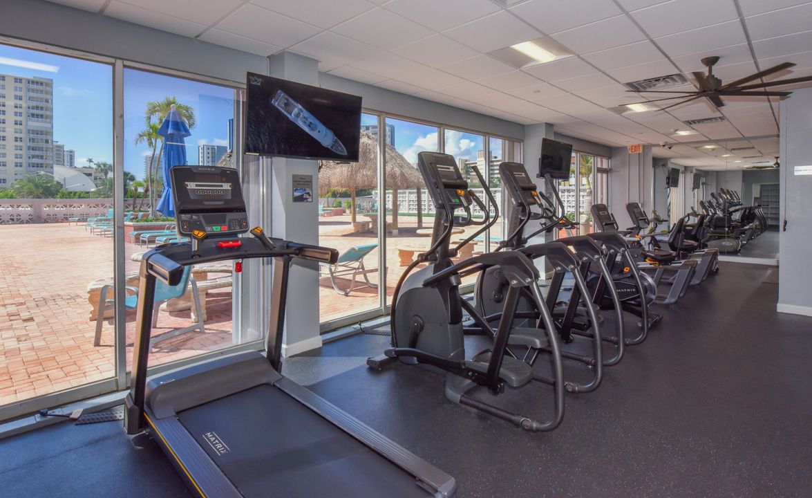 合同活跃: $1,950 (1 贝兹, 1 浴室, 890 平方英尺)